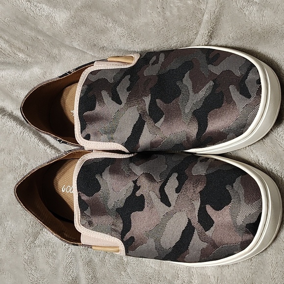 Olukai Pehuea Pa'i Womens Camo Slip-on Shoe Loafer - Picture 1 of 13